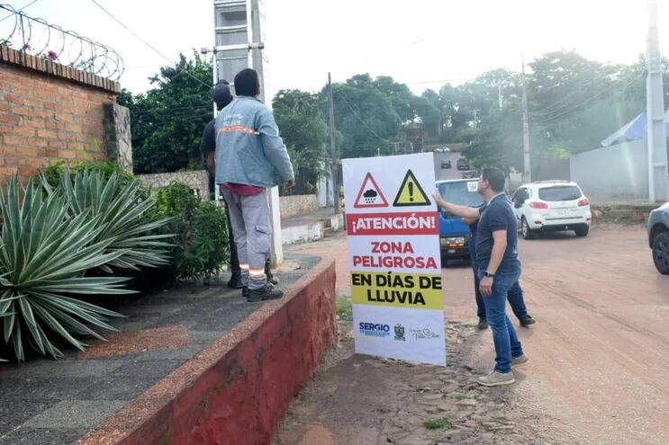 En la ciudad de Villa Elisa instalan carteles en las zonas peligrosas en los días de lluvia.