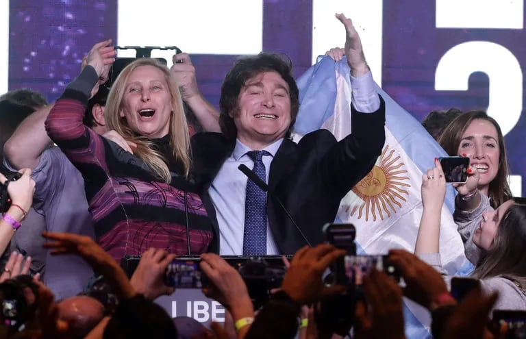 El economista libertario de extrema derecha argentino y candidato presidencial Javier Milei celebra los resultados de las elecciones primarias con su hermana Karina Milei en su sede en Buenos Aires el 13 de agosto de 2023.