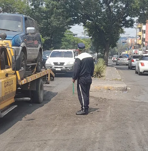 Agente de la PMT de Asunción dirige el tránsito ante el fuera de servicio de los semáforos.