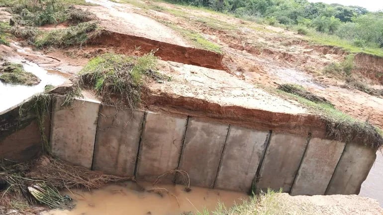 Puente sobre el arroyo Mbopi de Costa Gaona Quiindy, urge la construcción de muro de contención.