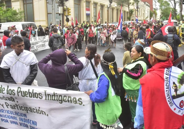 Indígenas se manifestaron en el "Día de la Resistencia" el 12 de octubre frente al Ministerio del Interior. Una de las reivindicaciones fue mayor presupuesto para las instituciones que trabajan con las comunidades indígenas.