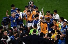 Los jugadores de Japón celebran su victoria en el partido de fútbol del Grupo E de la Copa Mundial Qatar 2022 entre Alemania y Japón en el Estadio Internacional Khalifa en Doha el 23 de noviembre de 2022.