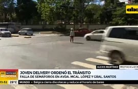 Ante ausencia de la PMT, joven delivery ordenó el tránsito sobre la Av. Mcal López y General Santos
