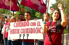 Adherentes al Partido Paraguay Pyahura se manifestaron hoy frente al Panteón Nacional de los Héroes.