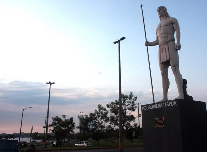 El monumento ubicado en la rotonda de acceso al centro urbano por la ruta PY06 “Doctor Juan León Mallorquín”, cerca del estadio de la Liga Encarnacena de Fútbol (LEF).