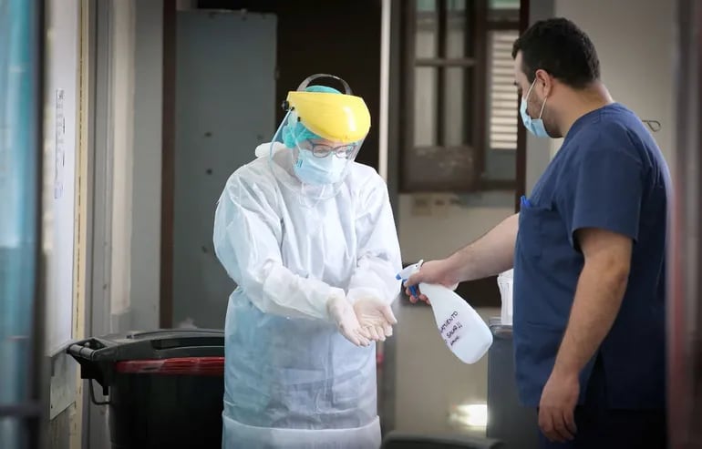 Una enfermera desinfecta sus manos en el área de UTI, en Rivera, Uruguay.