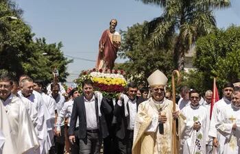 El cardenal Adalberto Martínez encabeza la procesión de la imagen de San Pablo, patrono de Caazapá.