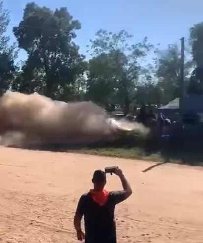 Captura de video del momento en el que uno de los vehículos de competición embiste contra espectadores en la zona del Fortín Boquerón.