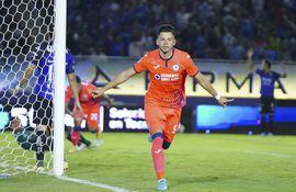 Ángel Romero festeja su gol, que sirvió para el empate 1-1 de Cruz Azul ante Mazatlán.