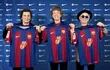 Ronnie Wood, Mick Jagger y Keith Richards, integrantes de los Rolling Stones, exhiben sonrientes las camisetas del Barcelona con el logotipo de la lengua y los labios de la famosa banda británica.