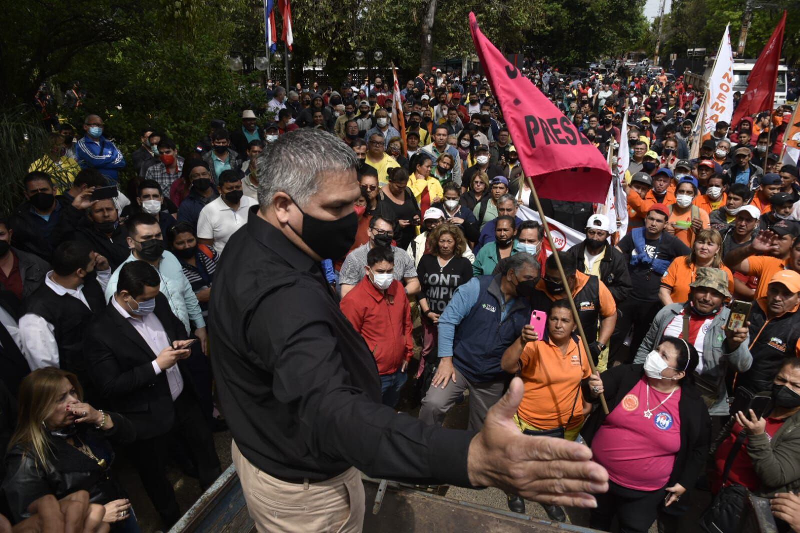 César Ojeda, intendente cartista y aliado de "Nenecho" Rodríguez, se dirige a los manifestantes prometiéndoles el aumento que pedían.