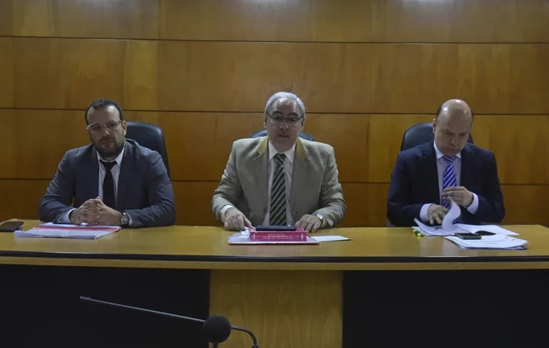 Jueces Federico Rojas, Héctor Fabián Escobar y Carlos Hermosilla, miembros del tribunal de sentencia.