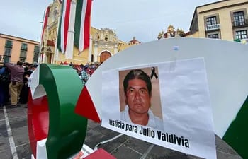 Periodistas se manifiestan hoy en la ciudad de Xalapa, para exigir justicia por el asesinato de un periodista el día de ayer en el estado de Veracruz (México).