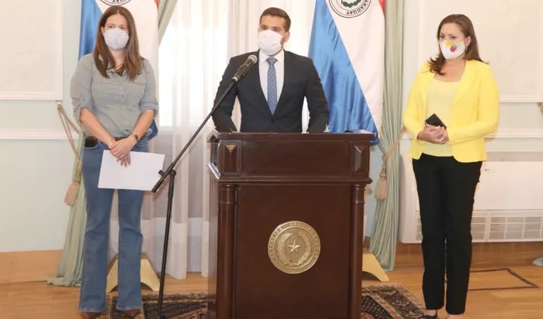 Cristina Goralewski (izq.), Hernán Huttemann (c) y Gail González, ayer en rueda de prensa en Palacio de López.