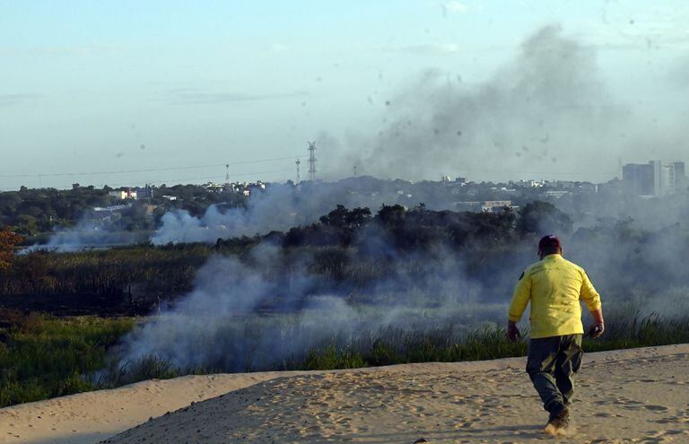 La quema de basura provocó un incendio en un pastizal de la Costanera Norte de Asunción.