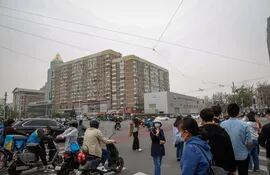 Pobladores de Beijing, China, recorren las calles. China flexibilizó el confinamiento en Shanghái.