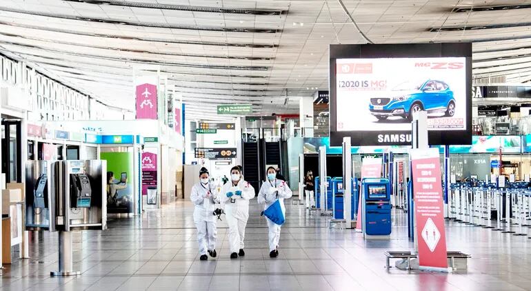 El aeropuerto internacional de Santiago casi vacío. La ONU advierte la pérdida de miles de empleos como efecto de la pandemia.