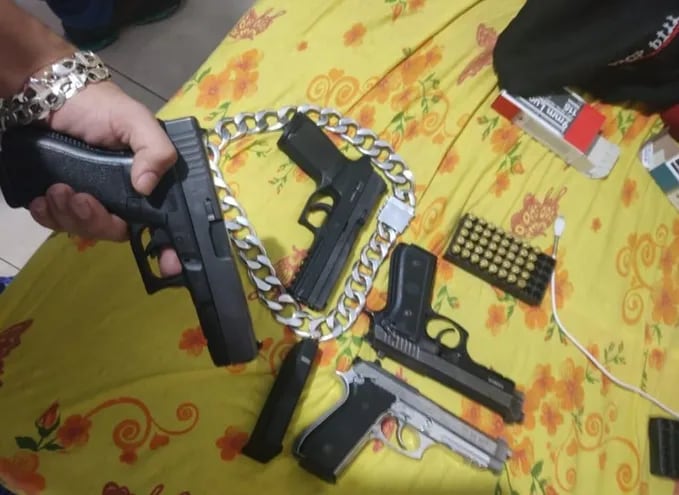 Las armas incautadas durante uno de los operativos en Brasil.
