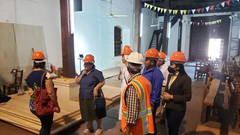 Momento en que técnicos del MOPC visitaron el templo para ver la situación de las obras de apuntalamientos.