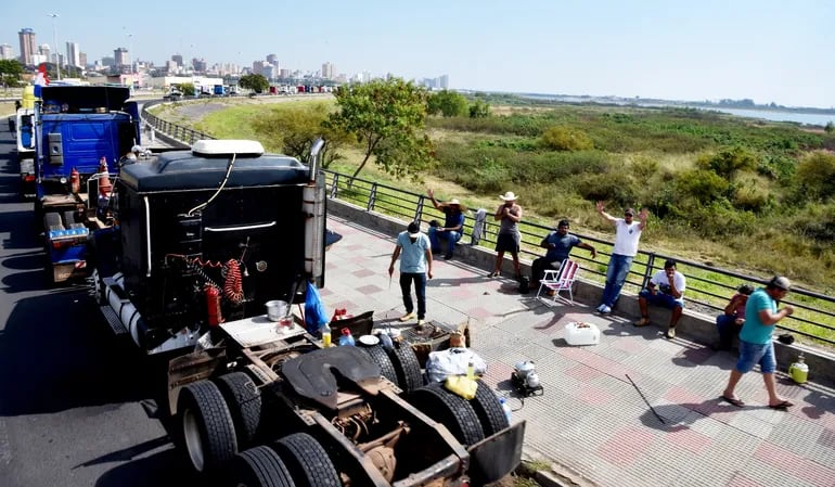 Un grupo de camioneros está también en Asunción aguardando que se apruebe la “ley de fletes” para garantizar sus ganancias.