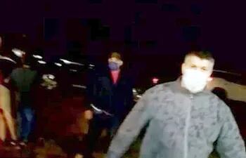 Impresión del video donde se ve al diputado Esteban Samaniego avanzar hacia Marcial Gerónimo Valdez a quien golpeó para que dejara de filmar.