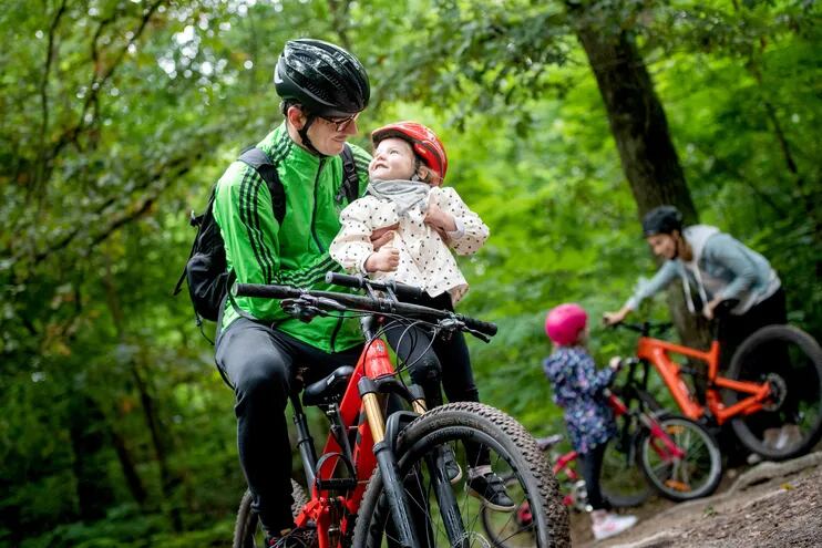 Si los adultos usan casco al andar en bicicleta, es más probable que los niños acepten llevarlos también ellos.