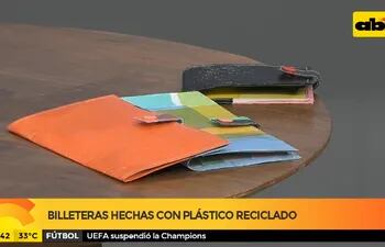 Billeteras hechas con plástico reciclado