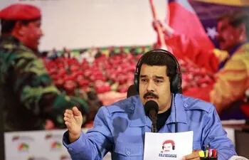 nicolas-maduro-en-su-programa-transmitido-por-radio-y-television-el-chavismo-en-venezuela-ha-ido-copando-los-medios-de-comunicacion--202438000000-1123031.jpg