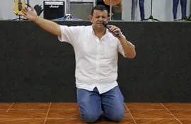 El pastor José Insfrán cuando dirigía una agrupación religiosa que funciona en Curuguaty.
