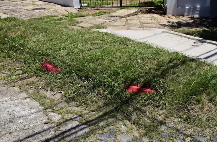 Vergonzosas pinturas continúan haciéndose en los cordones y veredas rotas a días de implementarse el estacionamiento tarifado en Asunción. En la foto, pintura roja de Parxin en un cordón del barrio Villa Morra.