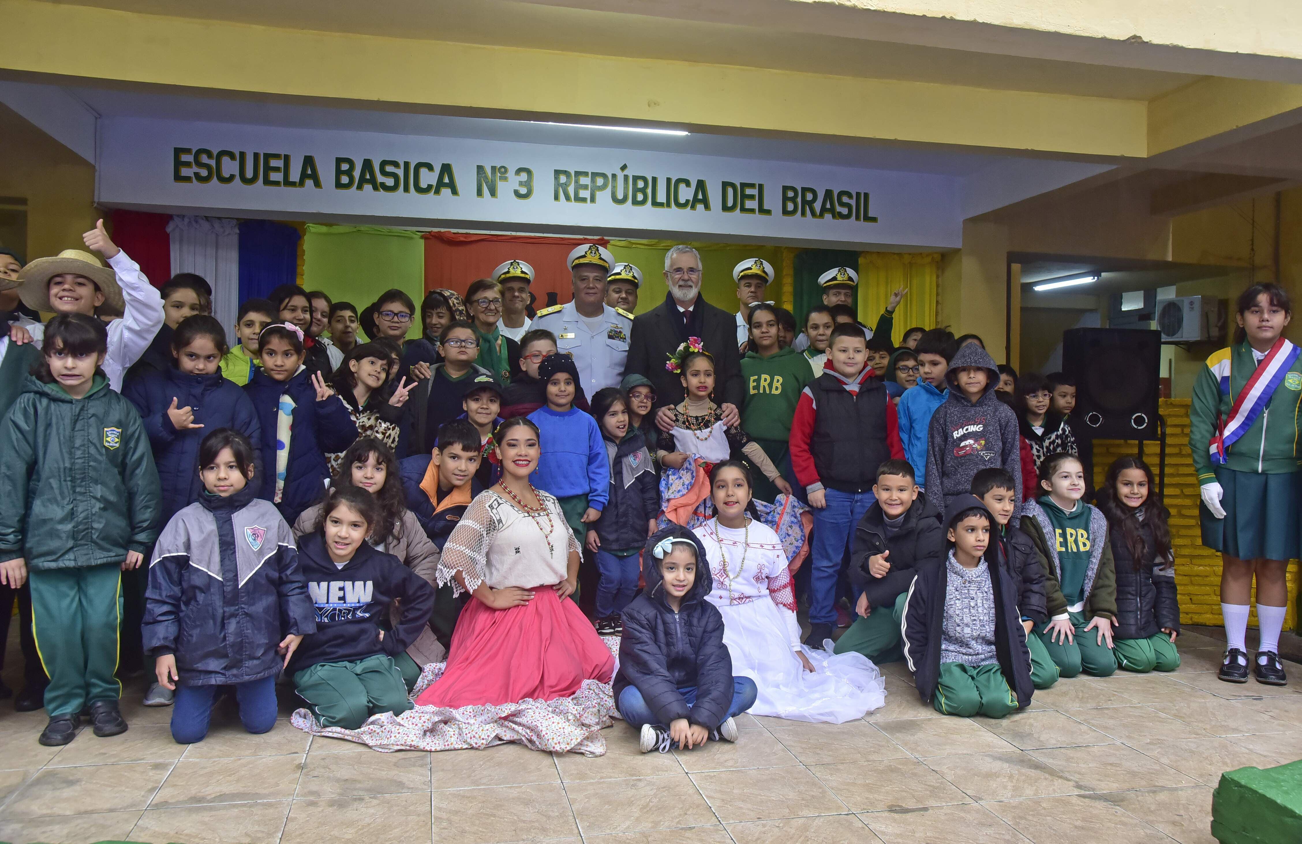 El embajador del Brasil en Paraguay, José Antonio Marcondes de Carvalho, junto con marinos de Mato Grosso, participaron del acto de inauguración de mejoras en la escuela de Asunción. 