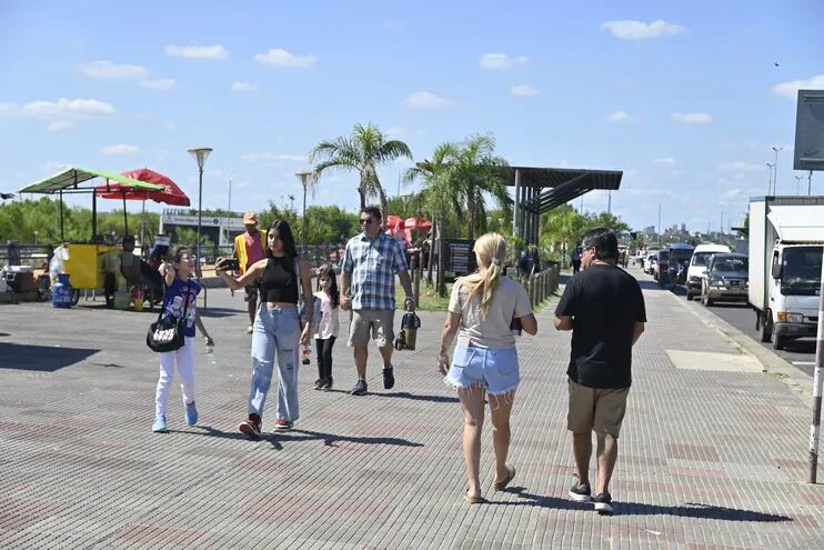 Algunas personas aprovecharon el domingo para visitar la Costanera de Asunción.