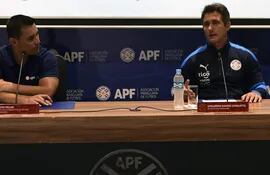 Justo Villar (i), director deportivo y Guillermo Barros Schelotto, entrenador de Paraguay (d).