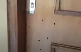 Los rastros de impacto de bala por la puerta de la oficina del Indert, en la colonia Santa Lucía de Itakyry.