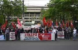 La marcha partió desde frente a la ANDE hasta la sede en Asunción de Itaipú, bajo el lema de "Soberanía ya".