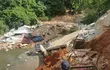 Cuatro casas que estaban en el borde del arroyo Leandro Sosa en Lambaré se derrumbaron en la tarde del domingo.