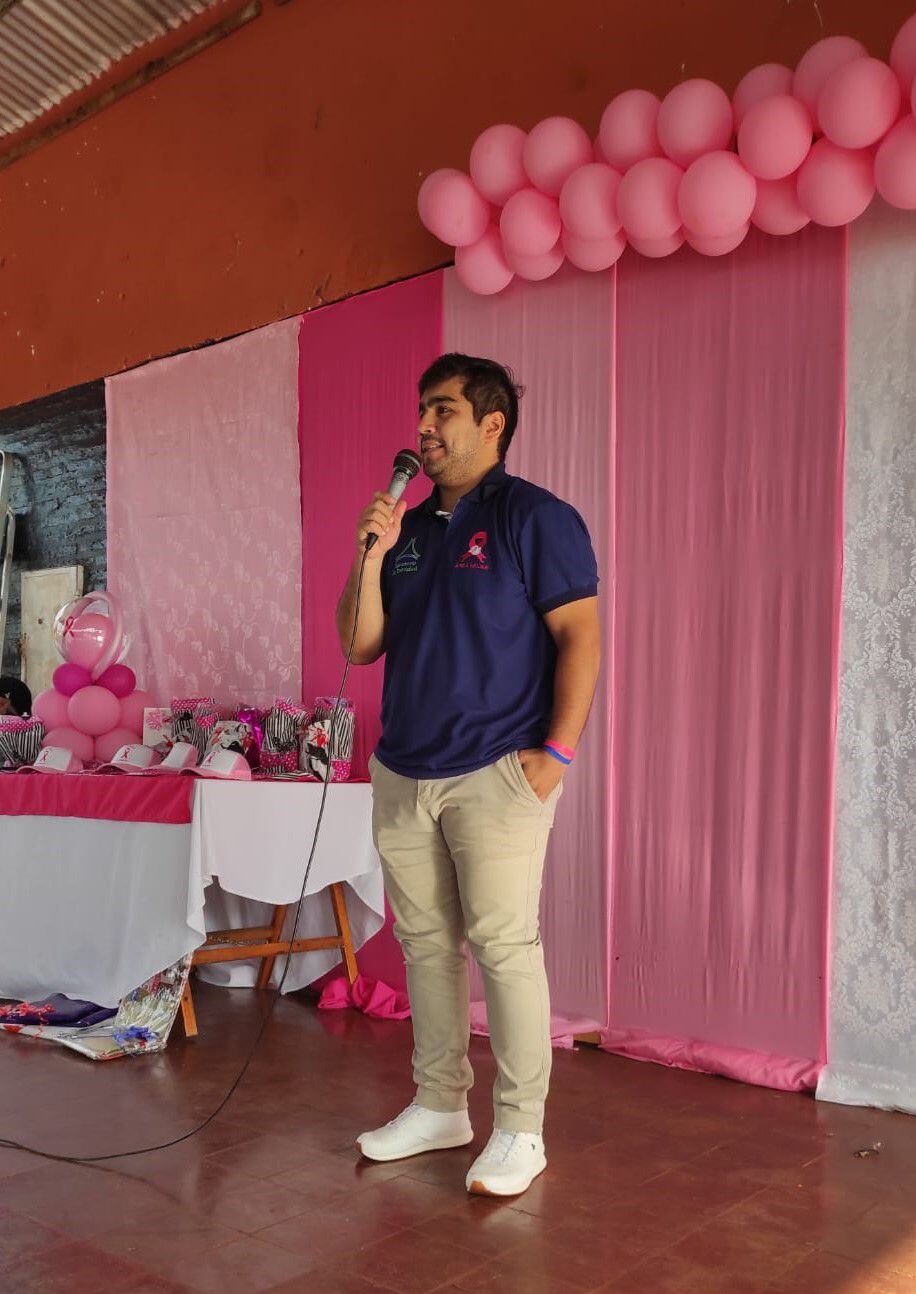 El mastólogo, Dr. David Paniagua, durante la charla sobre prevención del cáncer de mama, durante el taller organizado por la escuela de danzas de la profesora Roxana Sosa, en el polideportivo del barrio Arroyo Porä.