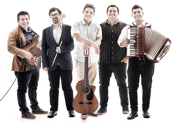Josías Montanía, Sebastián Ramírez, Gabriel Monzón, Magno Molinas y Omar Valdez son los integrantes de Ñahendu, grupo que debuta hoy en el Teatro Municipal.