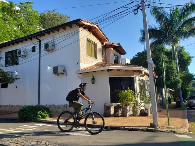Un ciclista transita en bicicleta por la bicisenda que une el centro de Asunción con el barrio Villa Morra.