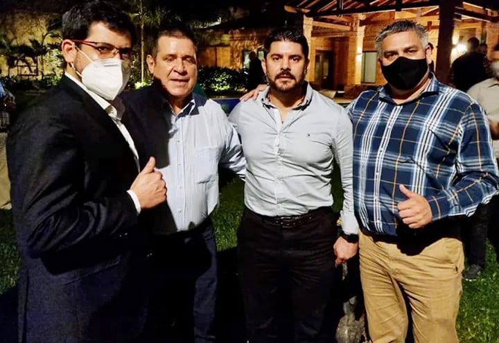 El candidato cartista a la Intendencia de Asunción, Óscar "Nenecho" Rodríguez (c), junto al expresidente Horacio Cartes (i), el actual intendente César Ojeda (d) y el diputado Raúl Latorre (ANR, HC).