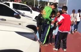 Niños y adultos acosan a los turistas por las calles de Saltos del Guairá, denuncian los gremios del comercio local.
