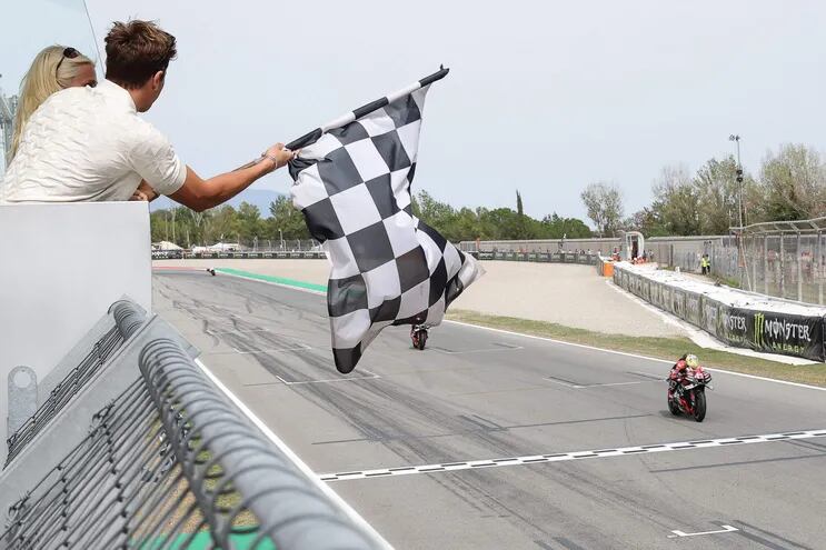 El español Aleix Espargaró, a bordo del Aprilia, cruza la bandera a cuadros del Gran Premio de Cataluña 2023 de MotoGP, en el Circuito de Montmeló, en Barcelona, España.