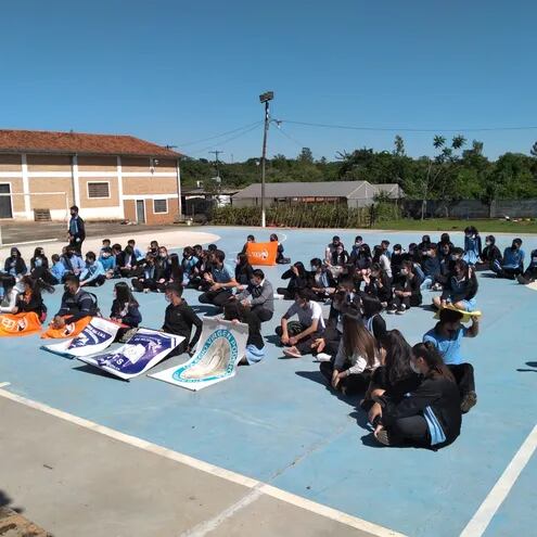 Estudiantes de los colegios San Alfonso, Mariscal Estigarribia, República de Nicaragua, Virgen Poderosa y de la Organización estudiantil Unepy, participaron de esta sentata.