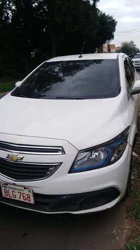 Según el informe policial uno de los aprehendidos descendió de un automóvil de la marca Chevrolet de color blanco con matrícula BLG768PY, que posteriormente fue incautado.