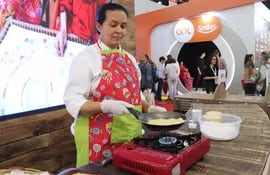 La chef Elizabeth Fleitas de la empresa Cocina Móvil acusó a las autoridades de la embajada paraguaya en Argentina de discriminar a las mujeres.