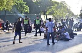 Indígenas de Caaguazú aplican un cierre en la avenida Artigas, frente al Indi, como medida de protesta.