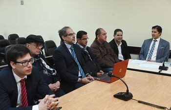 El exintendente Alejandro Urbieta (penúltimo a la derecha). con los demás acusados y sus abogados en la sala de audiencia.
