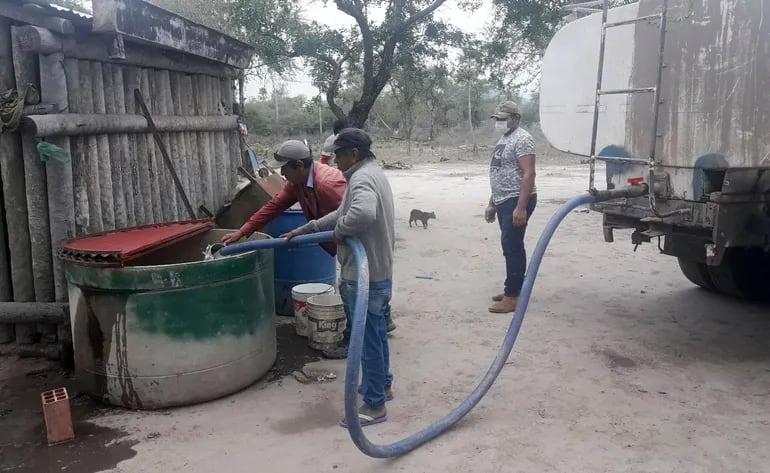 La Gobernación de Alto Paraguay en un cisterna distribuye agua a las comunidades desde hace semanas.