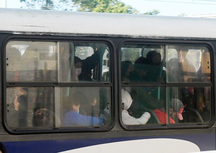 La gente viaja aglomerada en los buses que a los contribuyentes del país cuestan una fortuna.