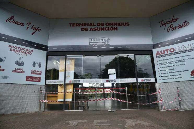 La Terminal de Ómnibus de Asunción amaneció cerrada, no sin antes recibir a miles de pasajeros en los últimos días.